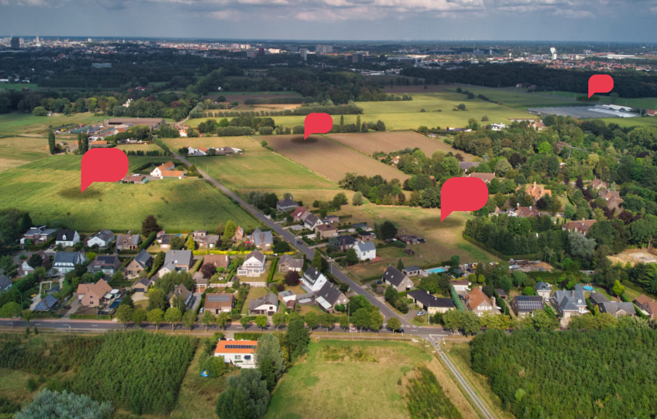 Luchtbeeld met gemarkeerde percelen voor acquisitie